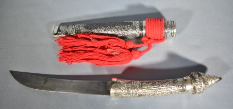 CUCHILLO HINDU, con cabo y vaina de metal plateado. Hoja de acero. Réplica. Largo: 43 cm.