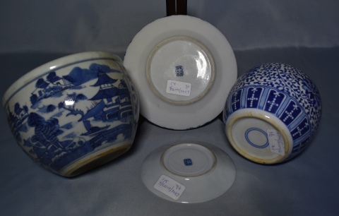 CUATRO PIEZAS DE PORCELANA ORIENTAL, cachet pot, vaso y dos platos. Decoración en esmalte azul.