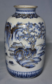 Vaso porcelana oriental, blanca decoración de paisajes en esmalte azul y dorado. Alto: 24 cm.