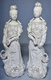 Dos figuras chinas en blanc de chine. Faltantes de dedos. Alto: 25 y 26 cm.