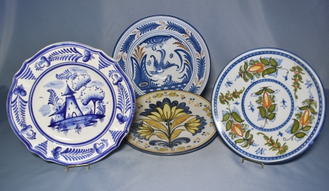 Cuatro platos distintos, de cerámica española. Talavera y Puente Arzobispo. Diám. 22 cm. aprox.
