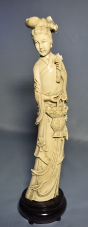 MUJER CON CANASTA CON FRUTOS, figura china de marfil tallado. Faltan rameados. Con base. Alto total: 35 cm.