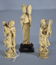 TRES FIGURAS DE MARFIL, tallado. Dos masculinas y una mujer con palmeta. Alto: 9, 9 y 12 cm.
