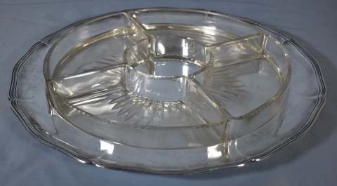 COPETINERO, bandeja de metal con cuatro recipientes de vidrio tallado.