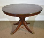 Mesa de comedor estilo Regency, con 1 tabla de alargue y manivela. Diámetro: 120 cm. Ancho tabla: 50 cm.