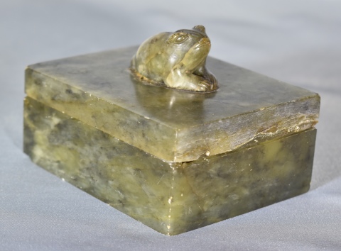 CAJA ORIENTAL, de piedra y con figura de rana en la tapa. Restauro y averías. Frente: 11 cm. Alto: 7,5 cm.