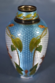 Vaso Artistico Art Nouveau, esmalte polícromo con flores. PequeñaS saltaduras en la base. Alto 13 cm.