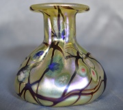 VASO TIFFANY, de vidrio artístico labrado en diversos colores. Alto: 7,3 cm.