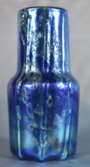 Vaso azulado irisdicente. 11,5 cm.