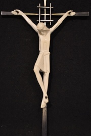 Jesus en la cruz, marfil y plata. Alto 33 cm.