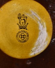 Jarra Royal Doulton, virola C.B. & Sons. 20.7 cm.