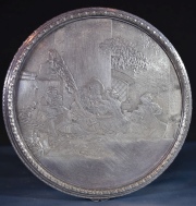 Cofre circular en metal plateado, tapa con grabado. Diám. 14,8 cm.