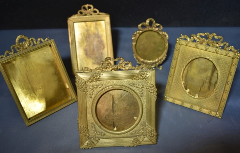 Cinco porta retratos de bronce, estilo francés.