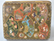 CIGARRERA ORIENTAL DE BRONCE CLOISONNE, con decoración polícroma de abanicos y motivos florales. Mide 8 x 6,8 cm.