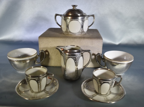 Conjunto café incompleto, porcelana Fraureuth 2 pocillos con platos, 4 tazas metal con recipiente (sin platos), lechera