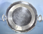 FUENTE HONDA COLONIAL, de plata con dos argollas. Diámetro: 30,5 cm. Peso: 1,038 kg.