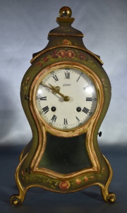 Reloj de mesa Suizo, caja de madera. Con Péndulo y llave. firmado: Le Cassel. 30 cm.