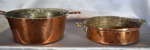 Dos ollas de cobre distintas. Diámetro: 31 cm.
