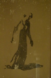 Figura femenina, aguada de tinta, deterioros. Cartela con inscripción Daumier. Mide: 26 x 17 cm.