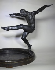 Eugene Piron. fauno danzante, escultura de bronce. Alto: 33 cm. Diámetro: 31 cm.