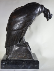 Hernán Cullen. Condor, escultura de bronce patinado. Año 1935. alto 25.4 cm.
