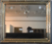 Espejo de pared, marco enchapado plateado. 70 x 62 cm.
