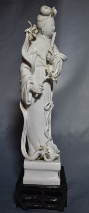 Dama con atributos, en porcelana blanc de chine, alto 29 cm. .Peq. deterioros.