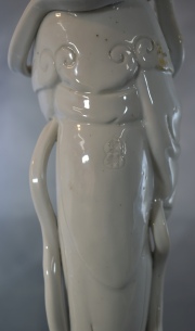 Dama con atributos, en porcelana blanc de chine, alto 29 cm. .Peq. deterioros.