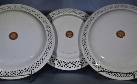 Cuatro platos de borde calado, esmalte crema. Uno + pequeño. Diámetro: 25 y 23 cm. Etiquetas de Kerteux Antigüedades.
