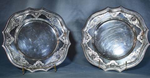 Diez platos estilo Luis XIV, de plata de la casa Ricciardi, borde ondulado y cincelado. Diámetro: 24 cm. Peso: 5,030 kg.