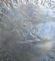 Tarjetero de plata victoriana con decoración de conchillas. Platero D & Ch. Houle. Peso 395 gr. Diám. 22,8 cm.