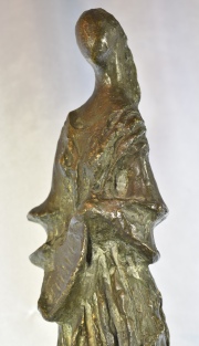 Yepes, Figura de mujer, escultura de bronce. Alto 42 cm.
