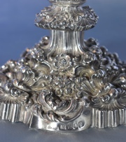 Candelero de plata inglesa. Alto: 31 cm.