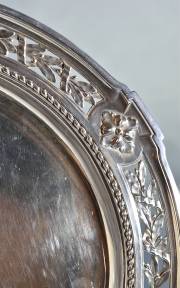 Masitero de plata, francés con borde calado, ornato de flores. Platero Doutre Roussel. Diámetro: 25 cm. Peso: 478 gr.