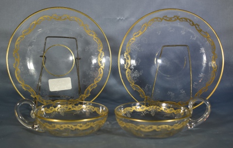 Ocho tazas y 10 platos cristal con decoración en dorado. Total: 18 piezas. Francia, principios S. XX.