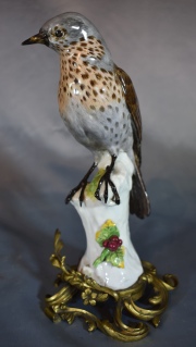 Dos aves de porcelana alemana sobre bases de bronce, averías. Alto: 29.3 cm.