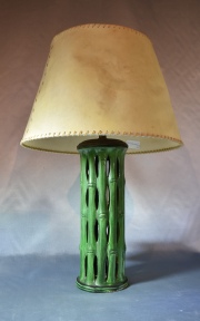 VASO CHINO DE CERAMICA VERDE, simulando cañas de bambú. Alto vaso: 29 cm.