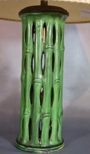 VASO CHINO DE CERAMICA VERDE, simulando cañas de bambú. Alto vaso: 29 cm.