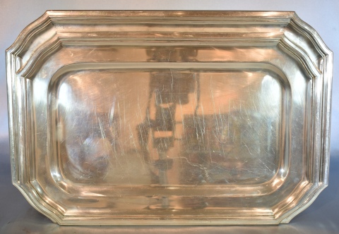 Dos fuentes de plata lisa, rectangulares, selladas: Juan E.Corona 925. Largo: 45 y 41,8 cm. Peso: 2,960 kg.