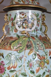 Potiche chino, porcelana oriental Famille Vert, pequeña cascaduras. Alto potiche: 44 cm. Alto total: 75 cm.