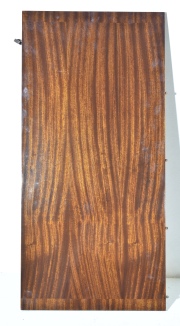 MESA DE COMEDOR ESTILO SHERATON, con 2 tablas de alargue. Tapa mide: 132 x 105,5