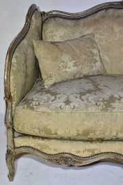 Canape estilo Luis XV tapizado en seda.