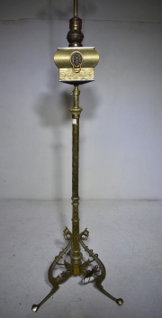 Lámpara de pie bronce con quinque con pantalla. Alto: 176 cm.