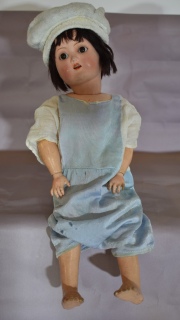 Muñeca alemana, cabeza de porcelana con ojos móviles. Alto: 38 cm.