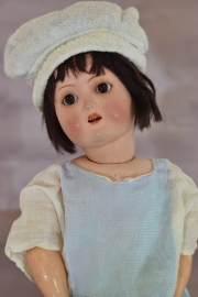 Muñeca alemana, cabeza de porcelana con ojos móviles. Alto: 38 cm.