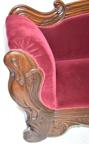 Sofa de caoba, tapizado bordó decorac de cisnes en apoya brazos Frente 239 cm.