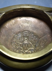 Centro incensario en bronce chino con 2 asas, pequeño. Frente 12 cm.