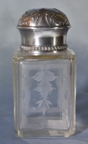 Frasco de cristal con tapa de plata francesa. Alto 14 cm.