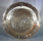 Fuente honda circular estilo colonial de plata. Peso: 726 gr. Monograma JC.