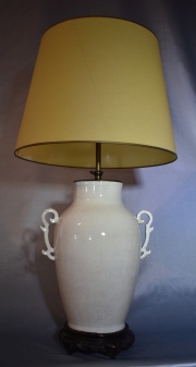 Vaso - Lámpara China, de cerámica con esmalte blanquecino. Asas laterales restauradas.